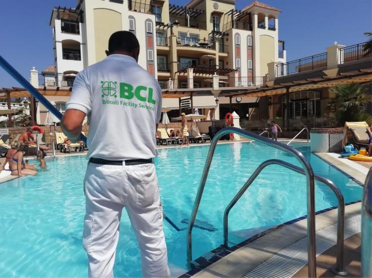 Operario durante el mantenimiento de una piscina de hotel