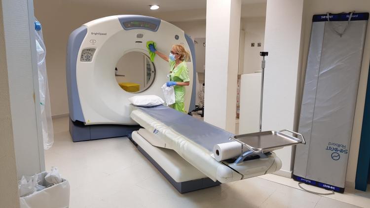 Mujer limpiando maquinaria en un hospital