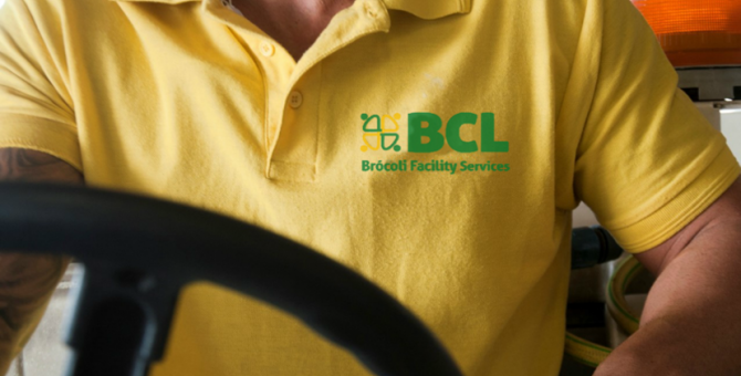Logo de BCL en el polo de un empleado