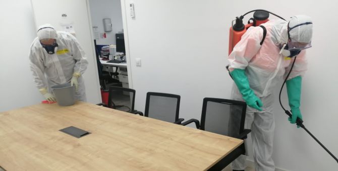 Empleado de Brócoli desinfectando una oficina