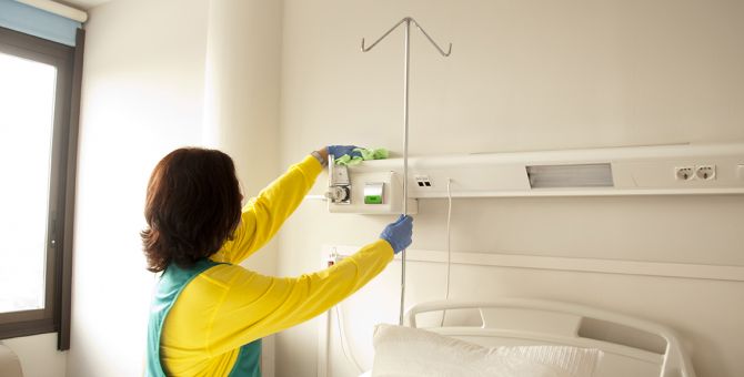 Empleada de Brócoli limpiando la habitación de un hospital