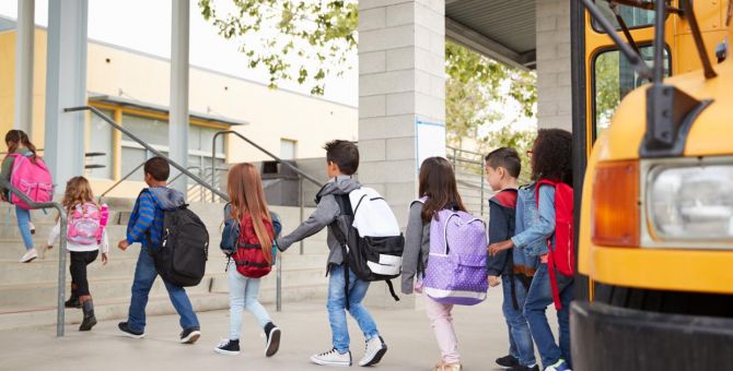 Niños saliendo de un autobús escolar