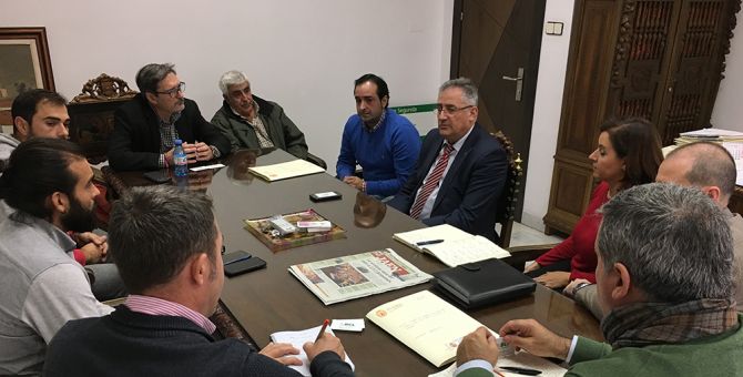 Momento durante la reunión con el Ayuntamiento de Alcaudete